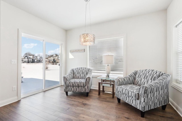 living area with dark wood-style flooring and baseboards