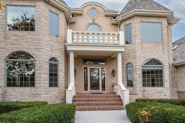 entrance to property featuring a balcony