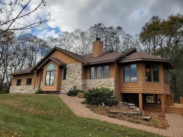 view of front of home featuring a front lawn