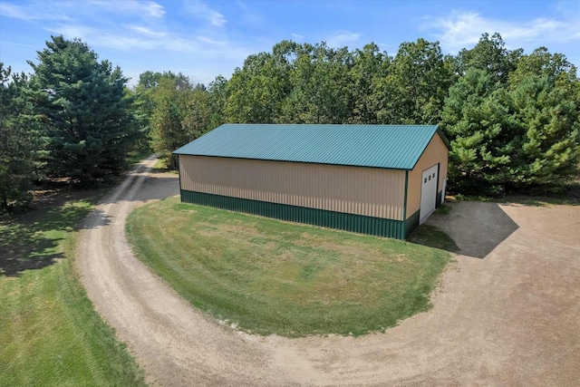 view of pole building featuring a lawn