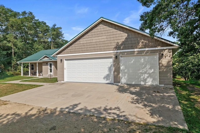 view of front of home with metal roof and driveway