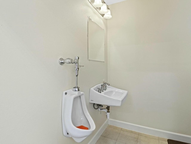 bathroom featuring a sink, baseboards, and tile patterned floors