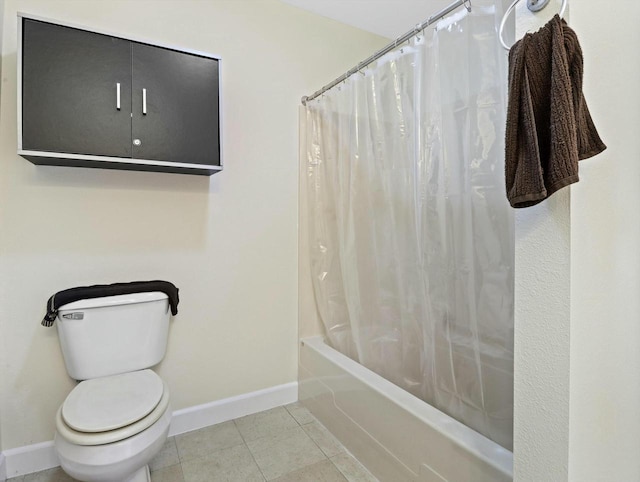 full bathroom with shower / bath combo with shower curtain, toilet, baseboards, and tile patterned floors