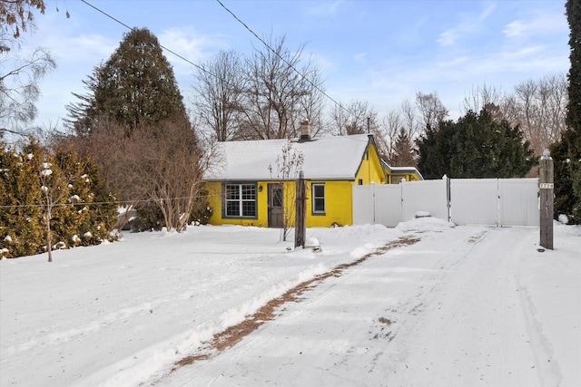 view of front of property featuring fence