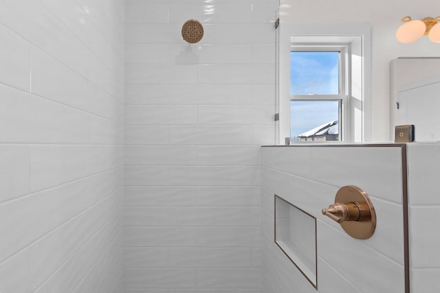 bathroom featuring a tile shower