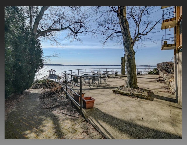 view of yard featuring a water view