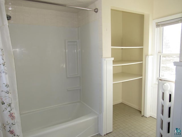 bathroom featuring shower / tub combo