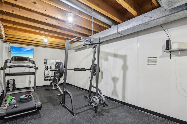 exercise room featuring baseboards