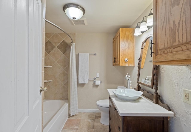 full bathroom with toilet, vanity, visible vents, baseboards, and shower / bath combo with shower curtain