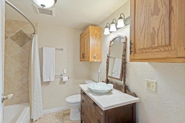 bathroom featuring baseboards, visible vents, toilet, shower / bathtub combination with curtain, and vanity