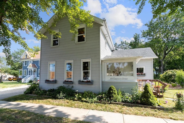 traditional home featuring a shingled roof