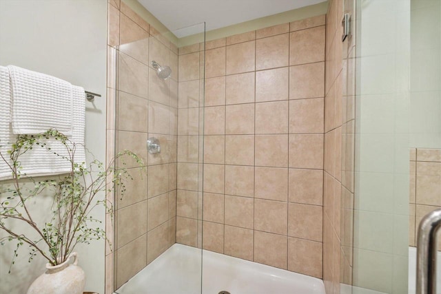 bathroom featuring a tile shower