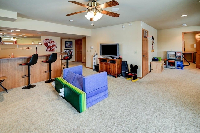 living area with carpet floors, wet bar, a ceiling fan, and recessed lighting