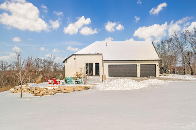 view of front facade with a garage and stucco siding