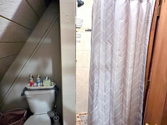 full bath featuring a stall shower and toilet