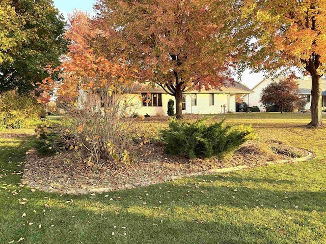 view of front facade featuring a front yard