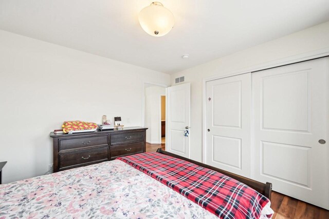 2418 Leopold Way, Sun Prairie, WI 53590 - bedroom with dark wood-style floors, visible vents, and a closet
