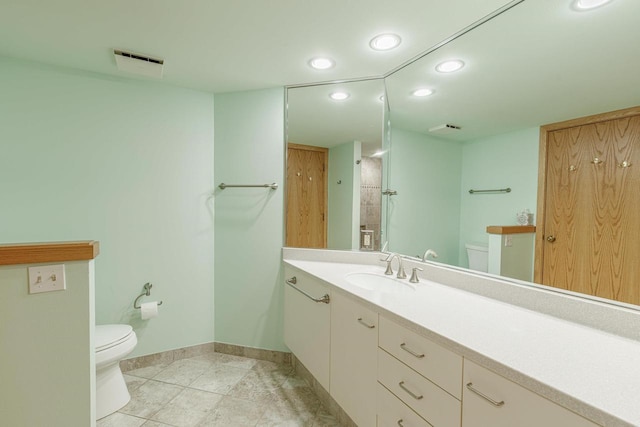 full bathroom featuring toilet, baseboards, visible vents, and recessed lighting