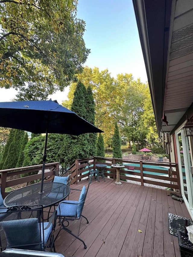 deck with outdoor dining space