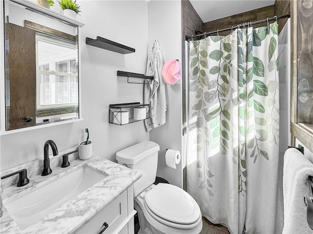 full bathroom featuring a shower with shower curtain, vanity, and toilet