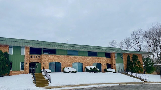 view of front facade featuring brick siding