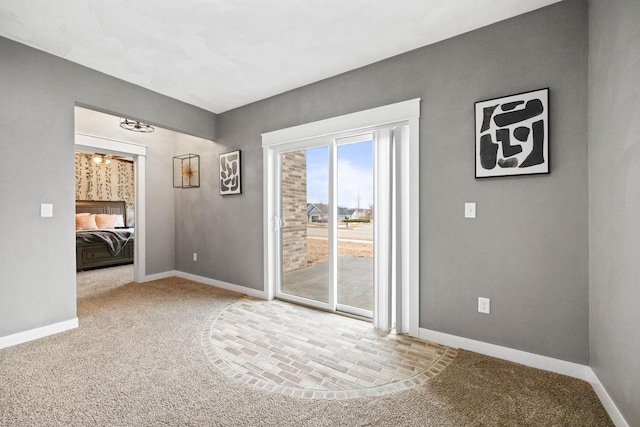 entryway featuring carpet floors and baseboards