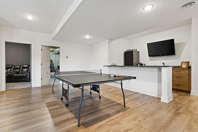 playroom featuring light wood finished floors, baseboards, visible vents, and recessed lighting