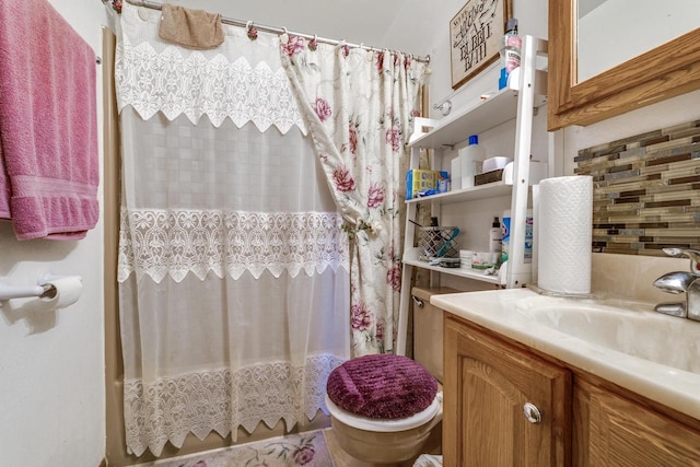 full bath with tasteful backsplash, shower / tub combo with curtain, vanity, and toilet