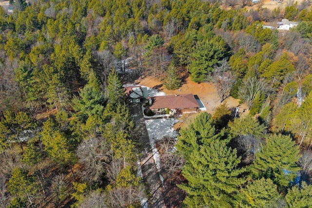 birds eye view of property featuring a forest view