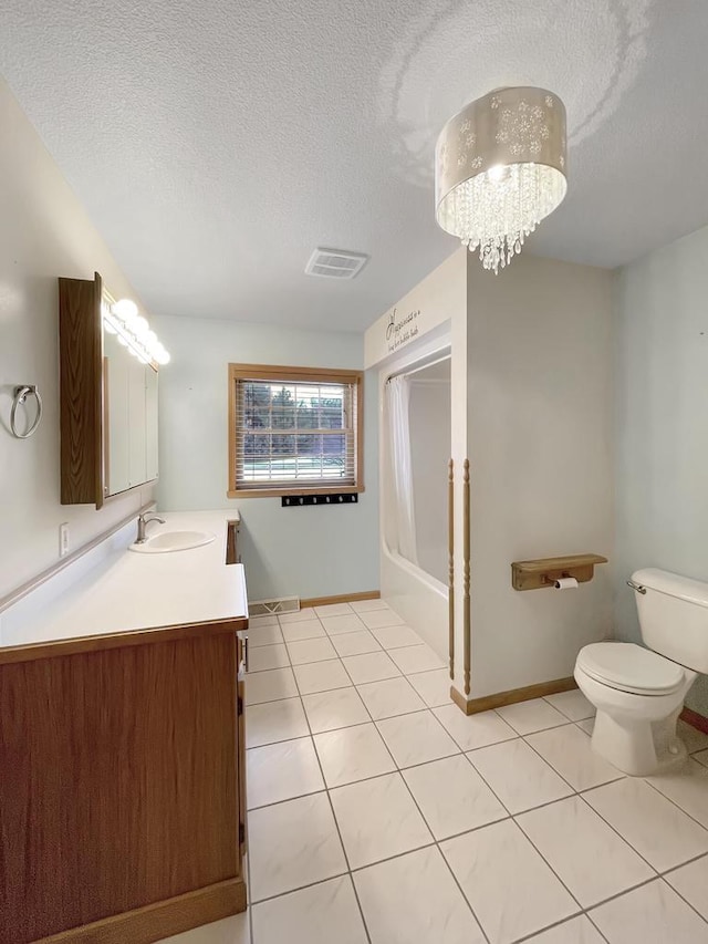 full bathroom featuring a textured ceiling, tile patterned flooring, toilet, visible vents, and an inviting chandelier