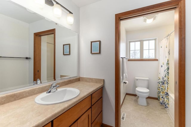 full bath featuring visible vents, vanity, toilet, and baseboards