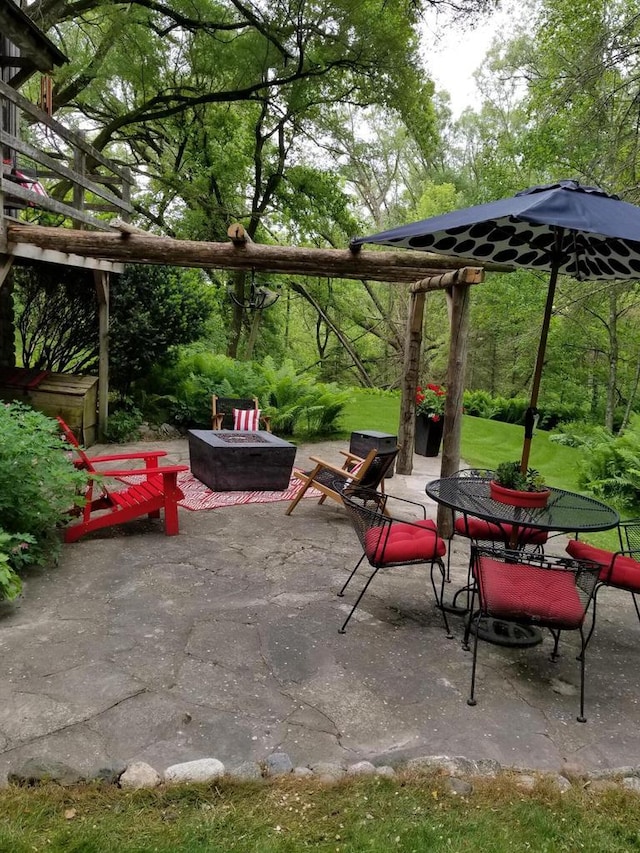 view of patio with an outdoor fire pit and outdoor dining space