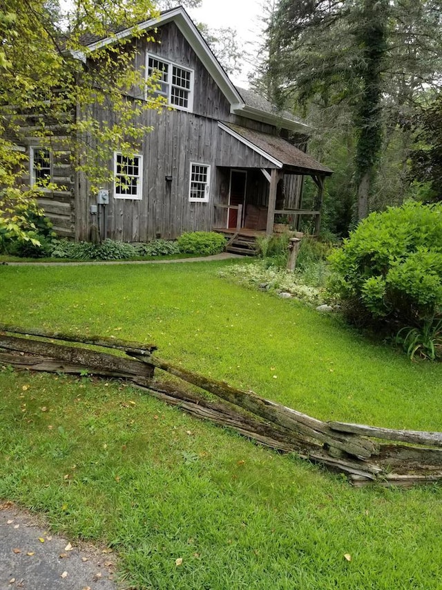 back of house featuring a lawn