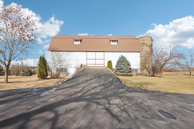 view of front facade featuring driveway