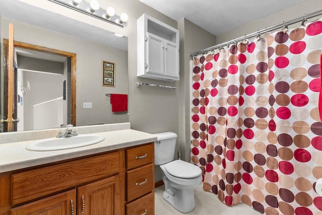 bathroom featuring a shower with curtain, vanity, and toilet