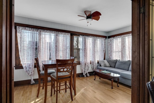 sunroom / solarium featuring a ceiling fan