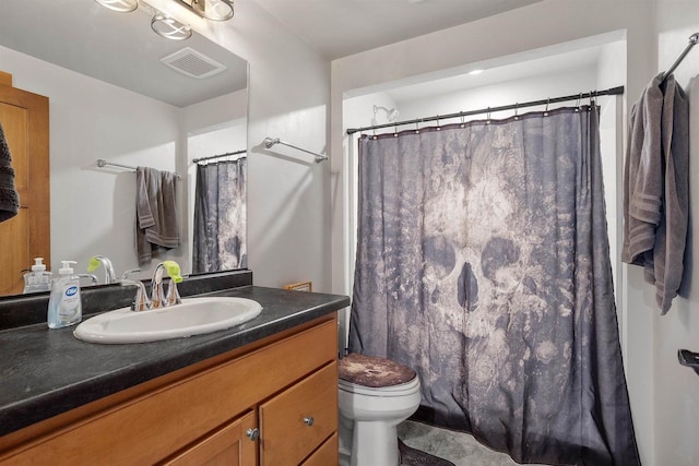 full bath with toilet, curtained shower, visible vents, and vanity