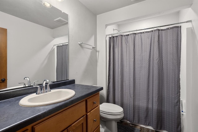 full bath with toilet, visible vents, a shower with shower curtain, and vanity