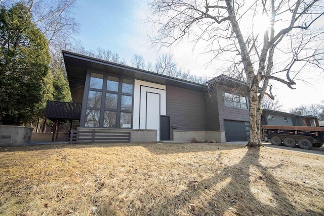 view of front of house featuring a garage