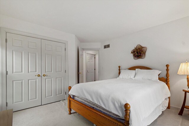S32W32807 Bethania Ln, Dousman, WI 53118 - bedroom featuring light carpet, visible vents, and a closet