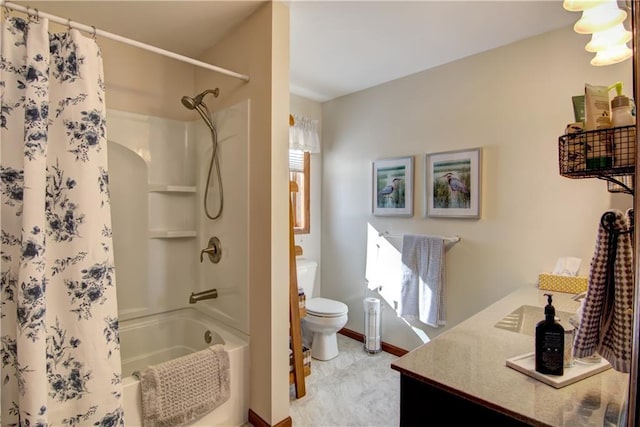 full bathroom featuring baseboards, vanity, toilet, and shower / bath combo with shower curtain