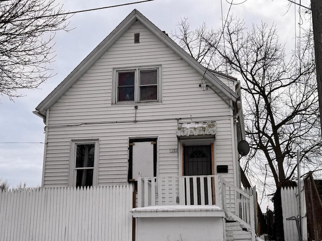 view of front of property featuring fence