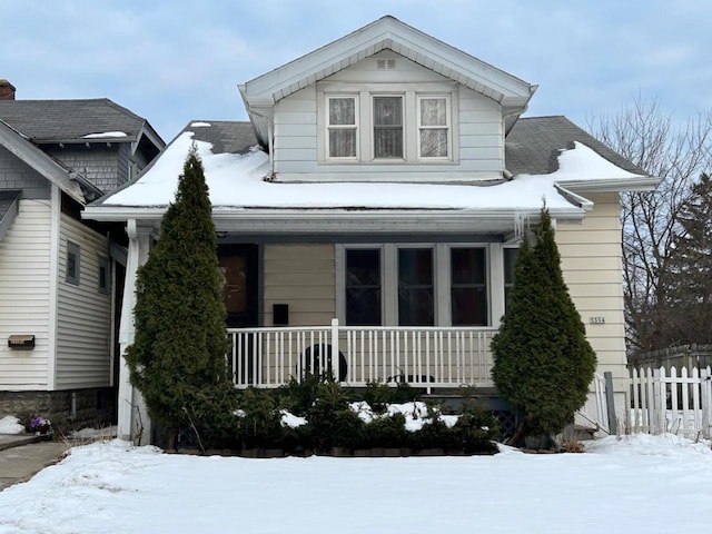 bungalow-style house featuring fence