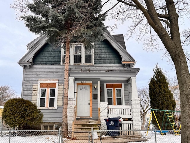 view of front facade with a fenced front yard