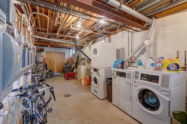 unfinished basement with washing machine and clothes dryer and stacked washer and dryer