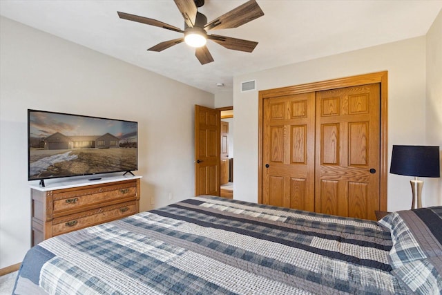 bedroom with ceiling fan, a closet, and visible vents