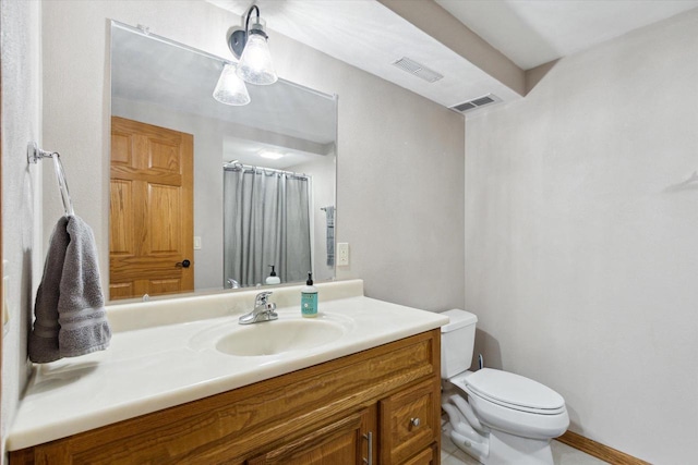 bathroom with a shower with curtain, visible vents, vanity, and toilet