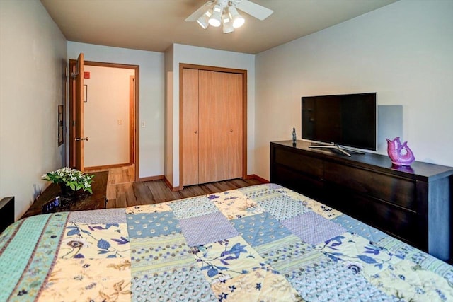 bedroom featuring a ceiling fan, light wood-style flooring, baseboards, and a closet