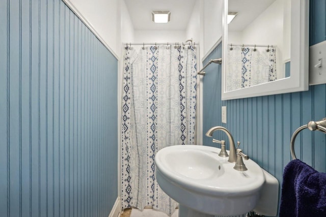 full bath with a sink and a shower with curtain