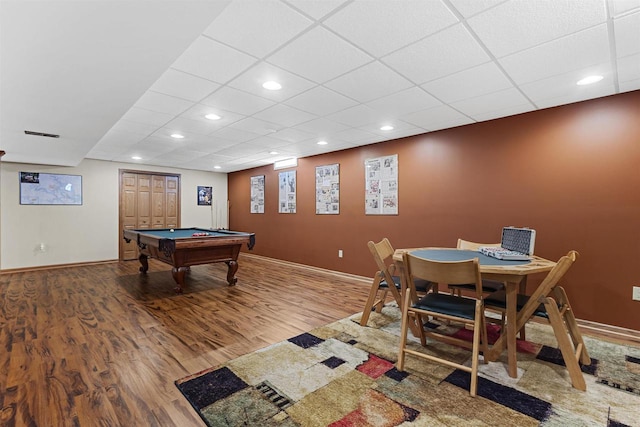 game room with visible vents, baseboards, a drop ceiling, wood finished floors, and recessed lighting